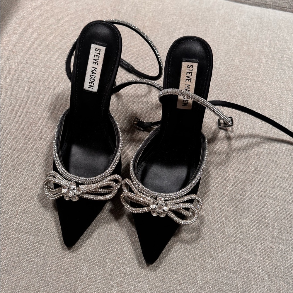 Steve Madden Black and Silver Pointed-Toe Heels Size 8